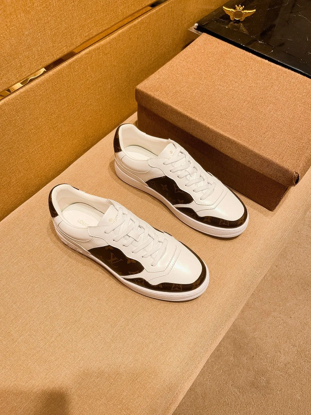 Men's shoes💰 400💰[LV]🔥Louis Vuitton, high-end men's shoes brand, official website 1:1 latest masterpiece: the upper is made of Italian imported first-layer cowhide with a comfortable and breathable lining➕original non-slip and wear-resistant outsole🔥, making walking more convenient and comfortable! An exclusive new model, a stunning work, a beautiful 1:1 replica [color] compared to the official quality! Create a fashionable personality to set off your uniqueness! A must-have for trendy men! Classic🔥Size: 38-44 Color: 🔥Multiple colors available🔥